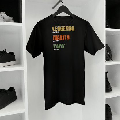 T-shirt nera appesa con stampa “Leggenda, Marito, Papà” e anni personalizzabili