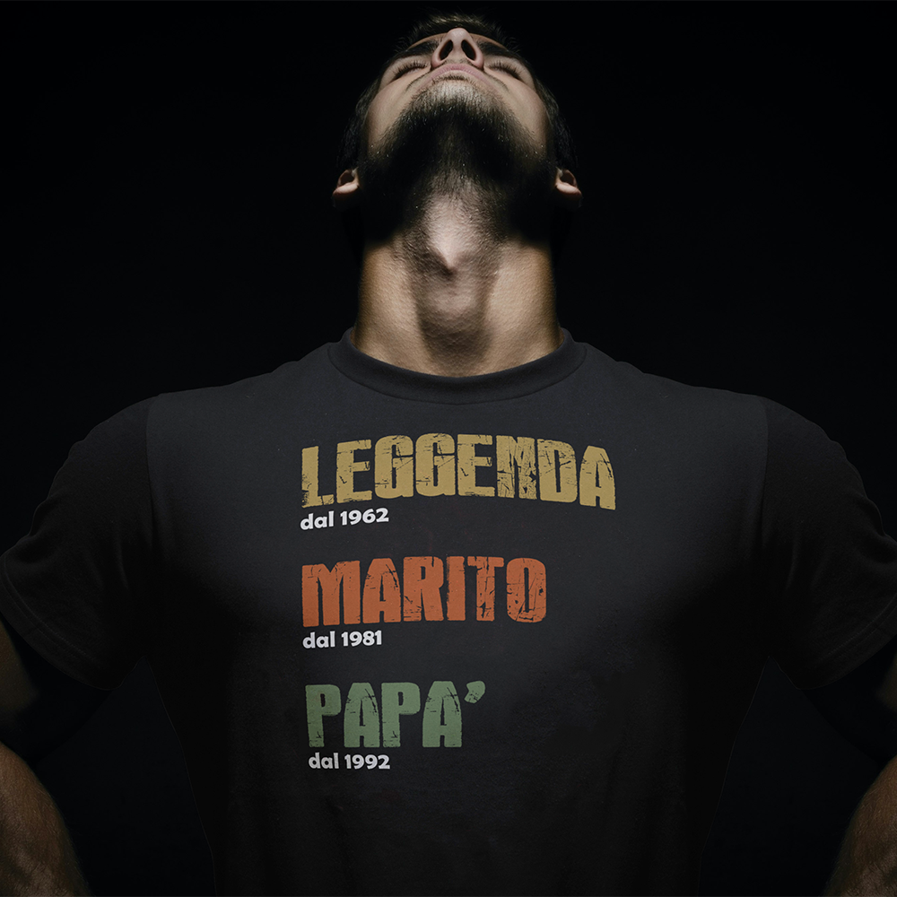 Dettaglio stampa su t-shirt nera “Leggenda, Marito, Papà” con anni personalizzabili