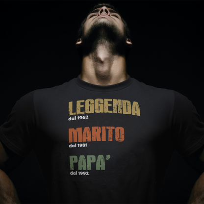 Dettaglio stampa su t-shirt nera “Leggenda, Marito, Papà” con anni personalizzabili