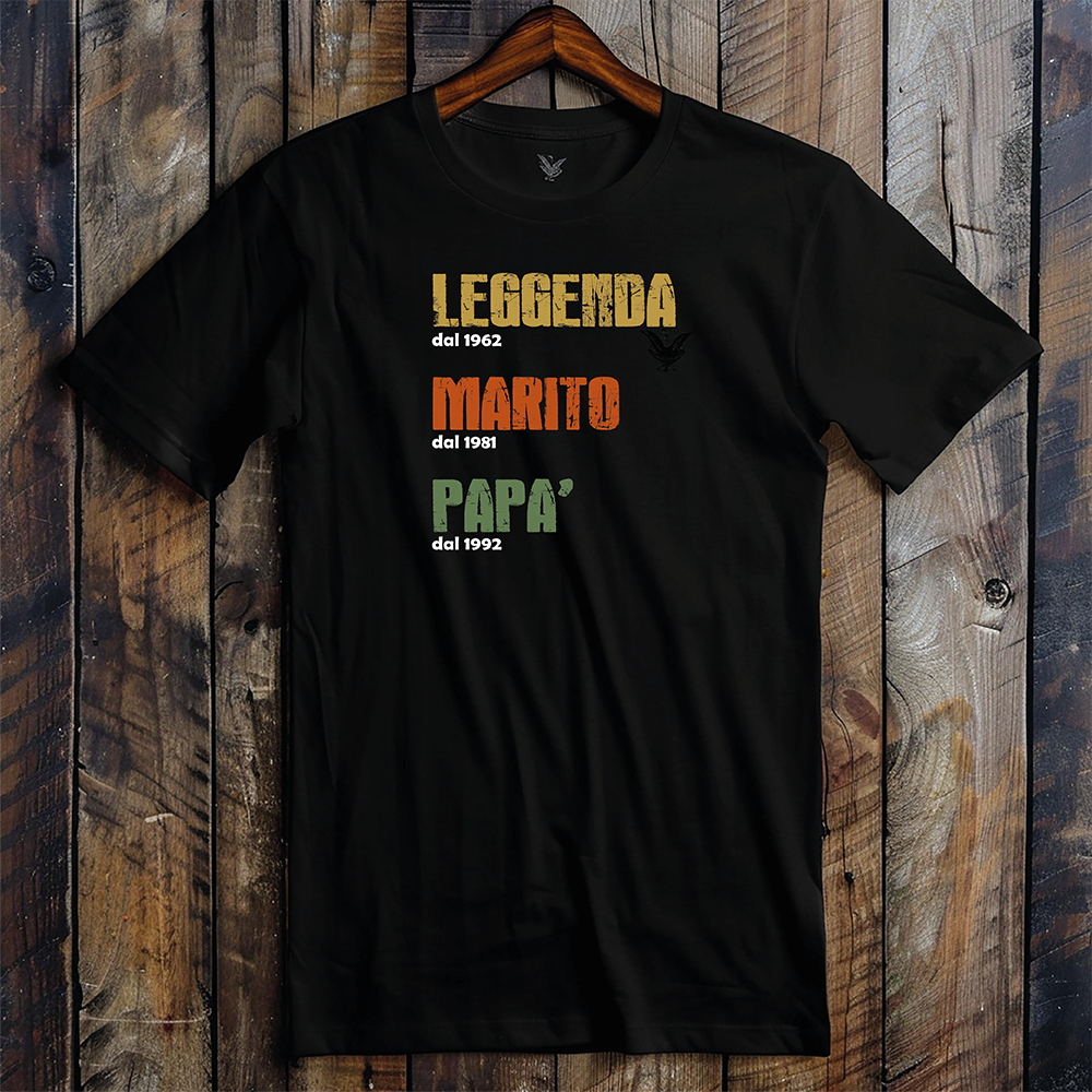 T-shirt nera in flatlay con scritta “Leggenda, Marito, Papà” e anni personalizzabili