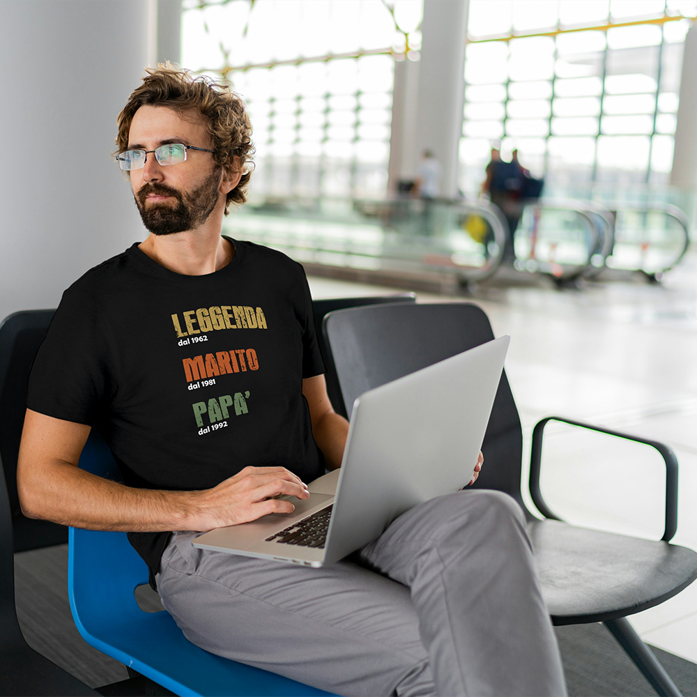 Uomo seduto con t-shirt nera “Leggenda, Marito, Papà” e anni personalizzabili