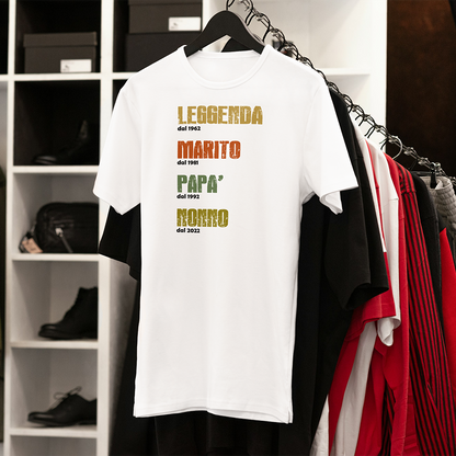 T-shirt bianca appesa con stampa “Leggenda, Marito, Papà, Nonno” e anni personalizzabili
