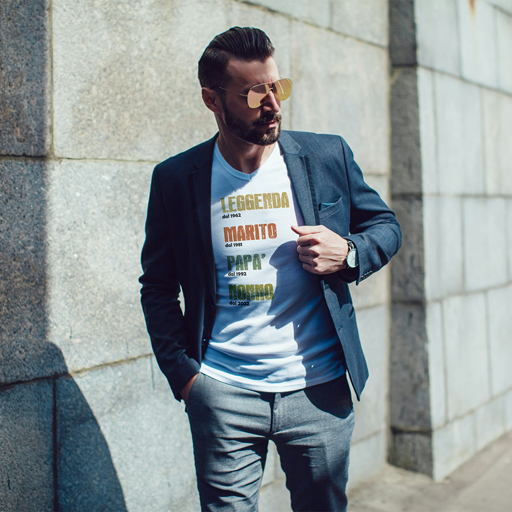 Uomo con giacca e t-shirt bianca “Leggenda, Marito, Papà, Nonno” con anni personalizzabili